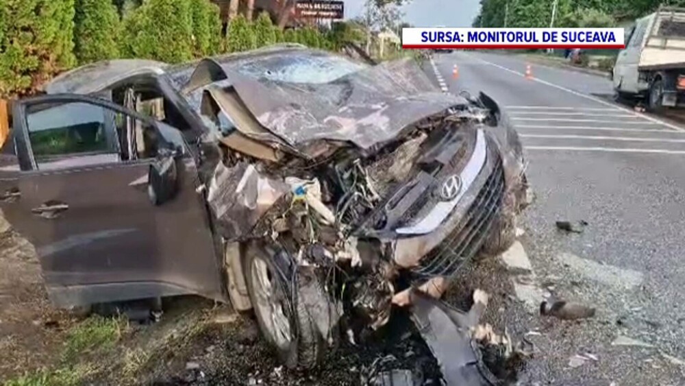 Momentul în care o mașină lovită violent de o autoutilitară se opreşte într-un copac, în Suceava. 11 persoane au fost rănite - Imaginea 4
