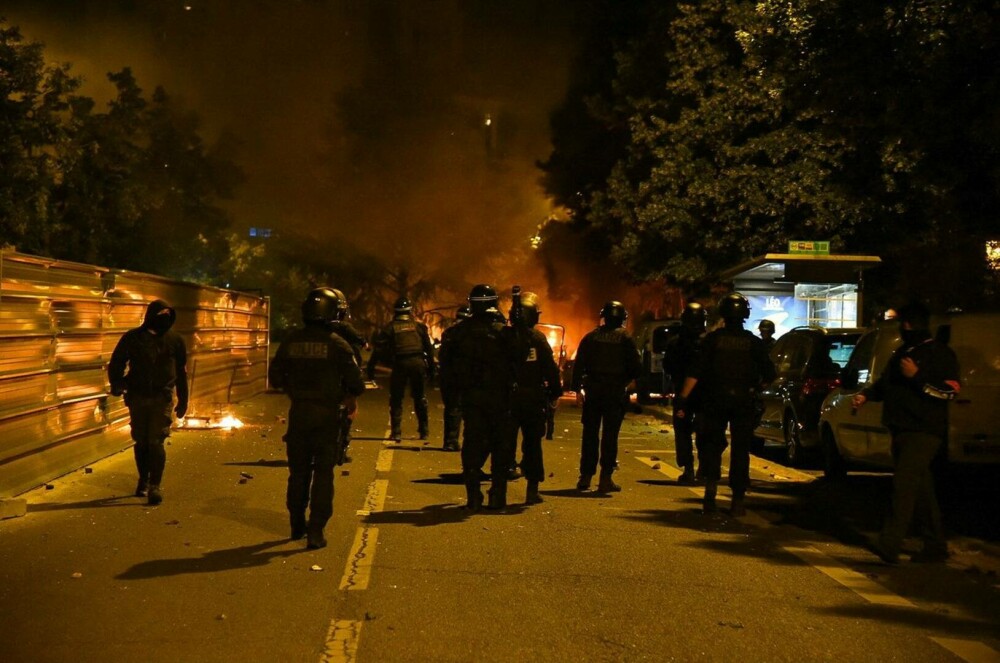 Violențe în Franța, după ce un adolescent a fost ucis de un polițist fiindcă a refuzat să se supună unui control rutier - Imaginea 2