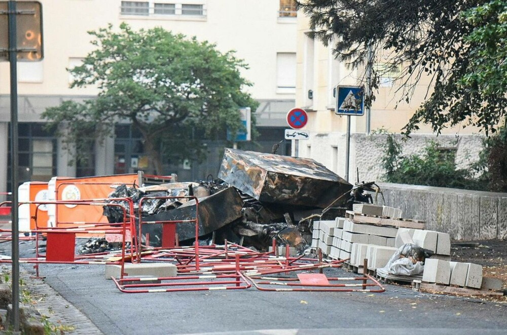 Violențe în Franța, după ce un adolescent a fost ucis de un polițist fiindcă a refuzat să se supună unui control rutier - Imaginea 9