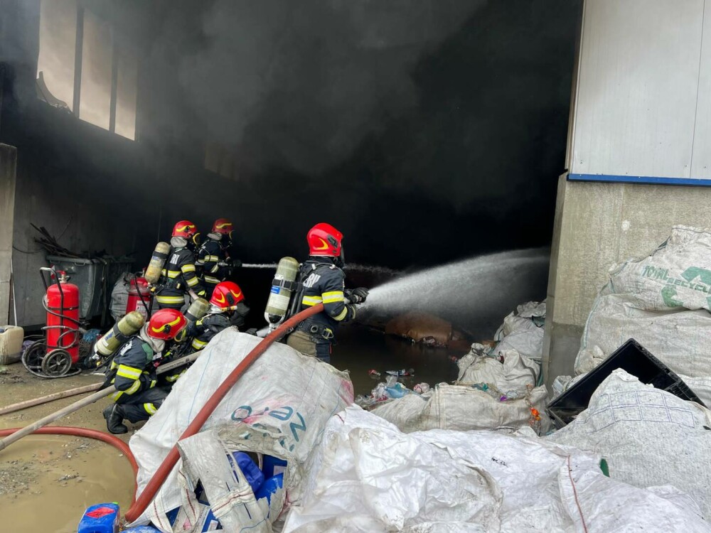Incendiu de proporții la o hală de deșeuri din Sibiu. A fost transmis mesaj RO-Alert - Imaginea 1