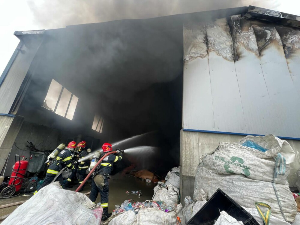 Incendiu de proporții la o hală de deșeuri din Sibiu. A fost transmis mesaj RO-Alert - Imaginea 2