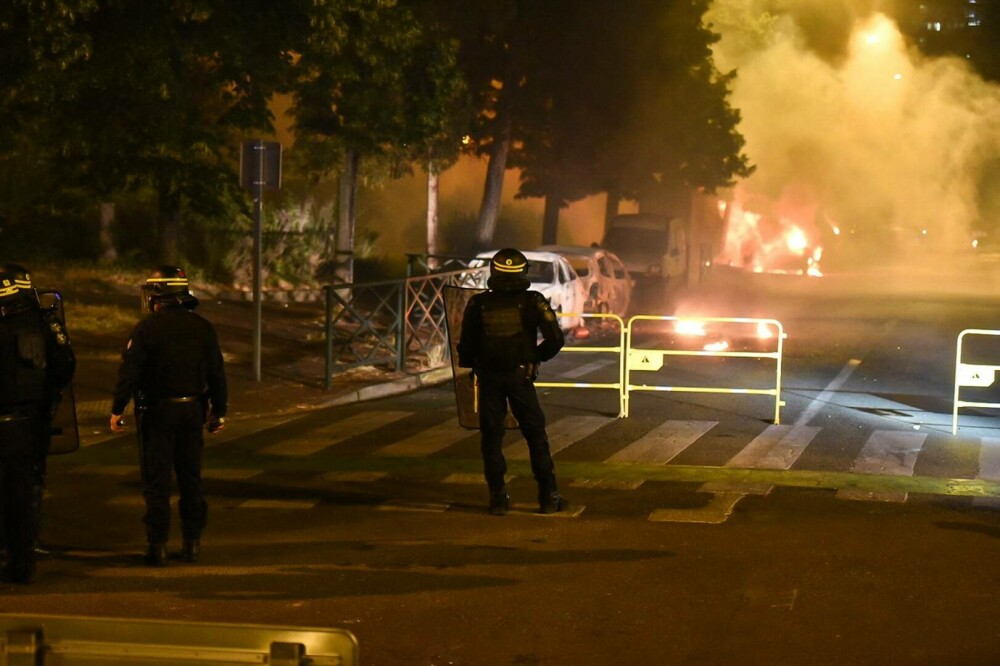 Proteste în Franţa: 667 de persoane au fost arestate. Poliţistul care l-a ucis pe Nahel a cerut iertare familiei tânărului - Imaginea 11