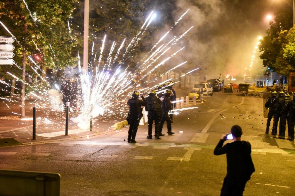 A patra noapte de proteste în Franţa, după uciderea tânărului Nahel de poliție. Aproape 1000 de arestări - Imaginea 15