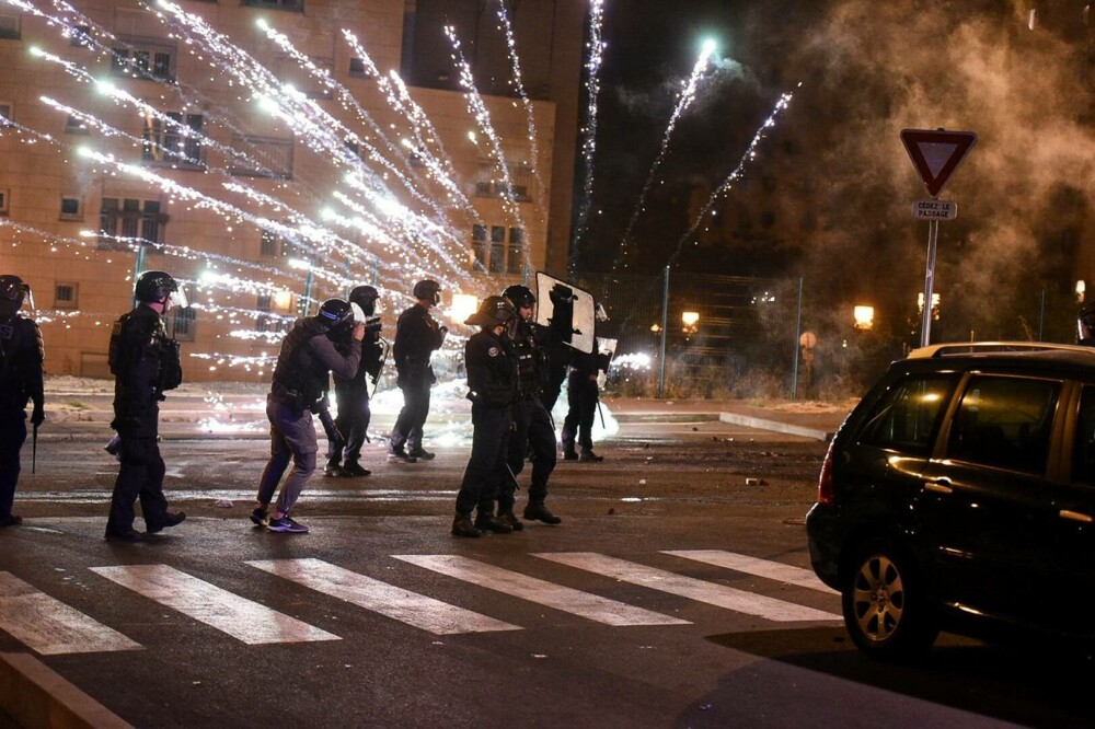 A patra noapte de proteste în Franţa, după uciderea tânărului Nahel de poliție. Aproape 1000 de arestări - Imaginea 10