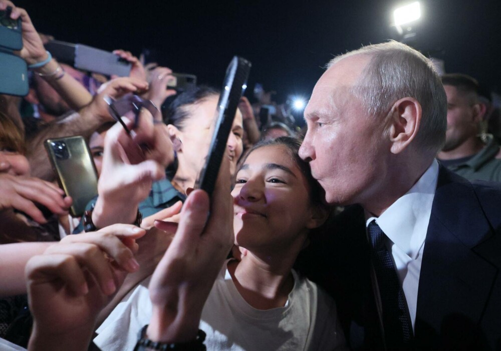 VIDEO. Țara în care Vladimir Putin a fost primit ca o vedetă rock, cu țipete. Femeile l-au pupat și au făcut selfie cu el - Imaginea 2