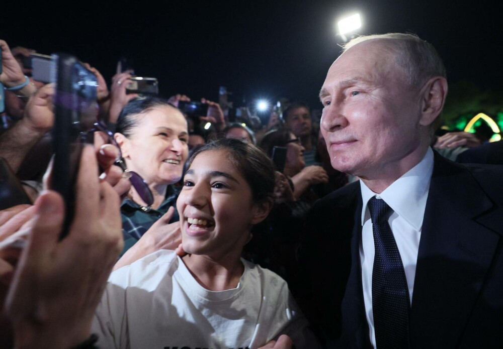 VIDEO. Țara în care Vladimir Putin a fost primit ca o vedetă rock, cu țipete. Femeile l-au pupat și au făcut selfie cu el - Imaginea 3