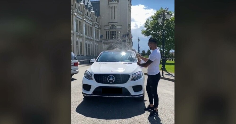 Motivul pentru care un tiktoker din Iași și-a parcat mașina de lux în fața Palatului Culturii și a spălat-o cu șampanie VIDEO - Imaginea 1