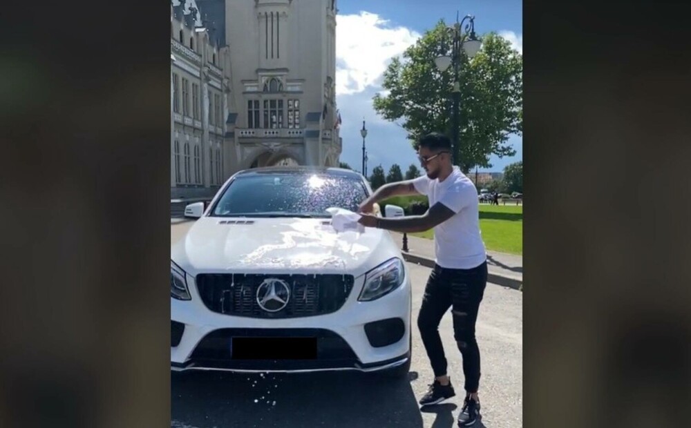 Motivul pentru care un tiktoker din Iași și-a parcat mașina de lux în fața Palatului Culturii și a spălat-o cu șampanie VIDEO - Imaginea 2