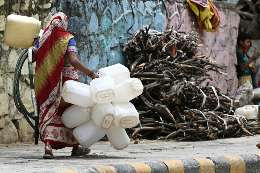 Imagini dramatice din India, lovită de un val de caniculă. Oamenii primesc cisterne de apă murdară - Imaginea 7