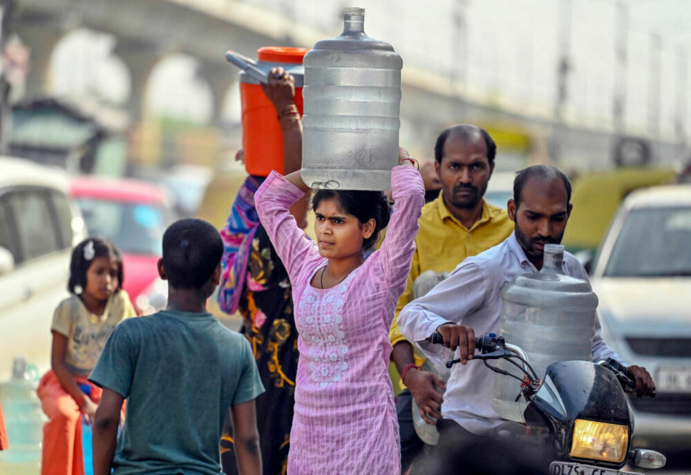 Imagini dramatice din India, lovită de un val de caniculă. Oamenii primesc cisterne de apă murdară - Imaginea 26