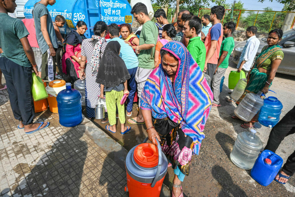Imagini dramatice din India, lovită de un val de caniculă. Oamenii primesc cisterne de apă murdară - Imaginea 29