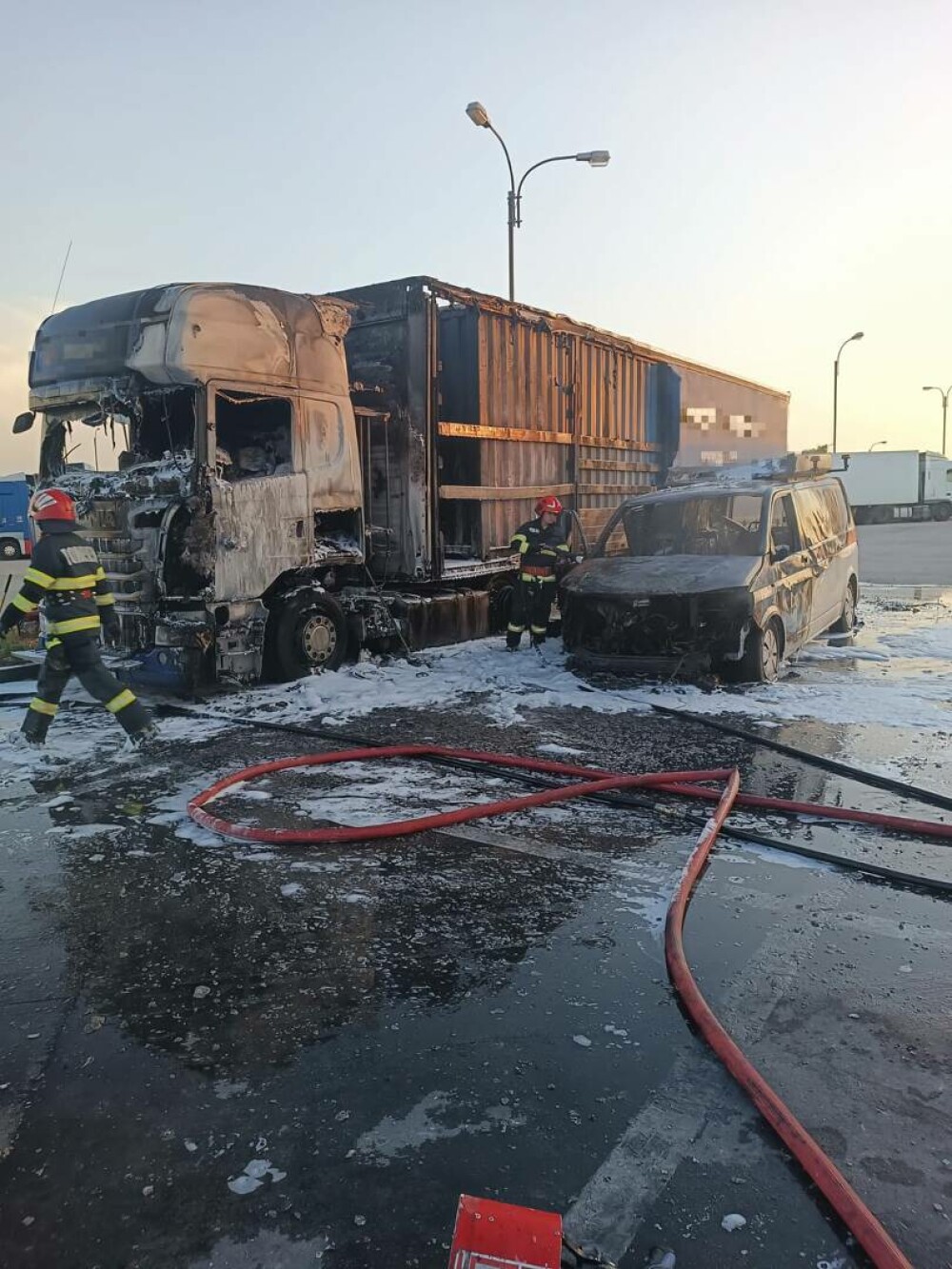 Incident ciudat în Vama Giurgiu. Un tir și o autoutilitară au ars ca niște torțe FOTO - Imaginea 1