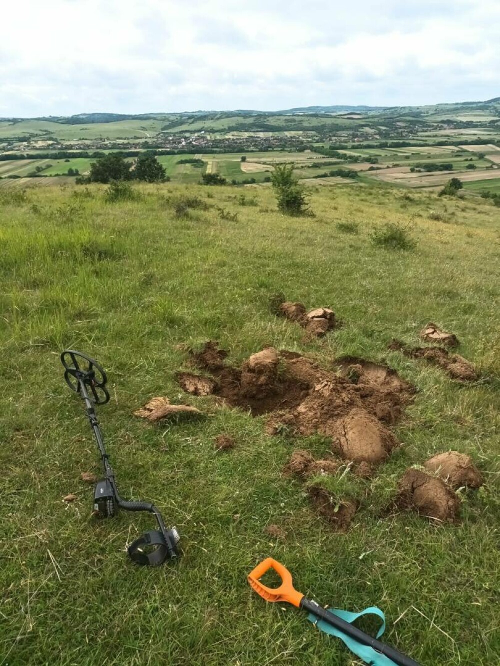Un vânător de comori a făcut o descoperire neașteptată cu detectorul de metale. Ce a găsit pe un deal din Bihor. FOTO - Imaginea 6