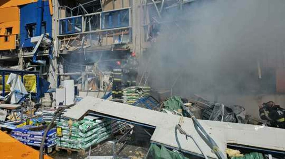 Imagini cu dezastrul de la Dedeman din Botoșani. 13 persoane au fost rănite în explozie | GALERIE FOTO - Imaginea 7