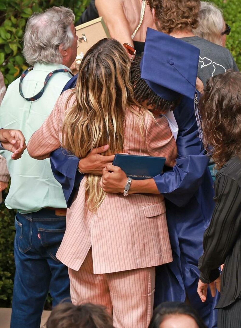 Cum a fost surprinsă Heidi Klum la festivitatea de absolvire a fiului ei. GALERIE FOTO - Imaginea 13