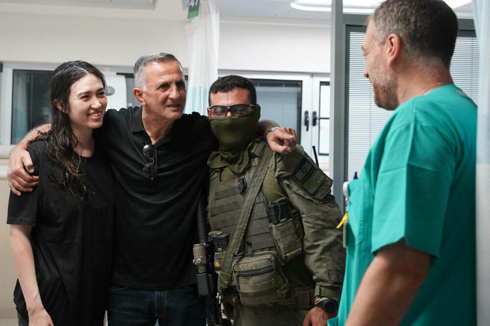 Ostatica israeliană Noa Argamani a fost eliberată chiar de ziua tatălui său şi la timp pentru a-şi vedea mama bolnavă - Imaginea 2