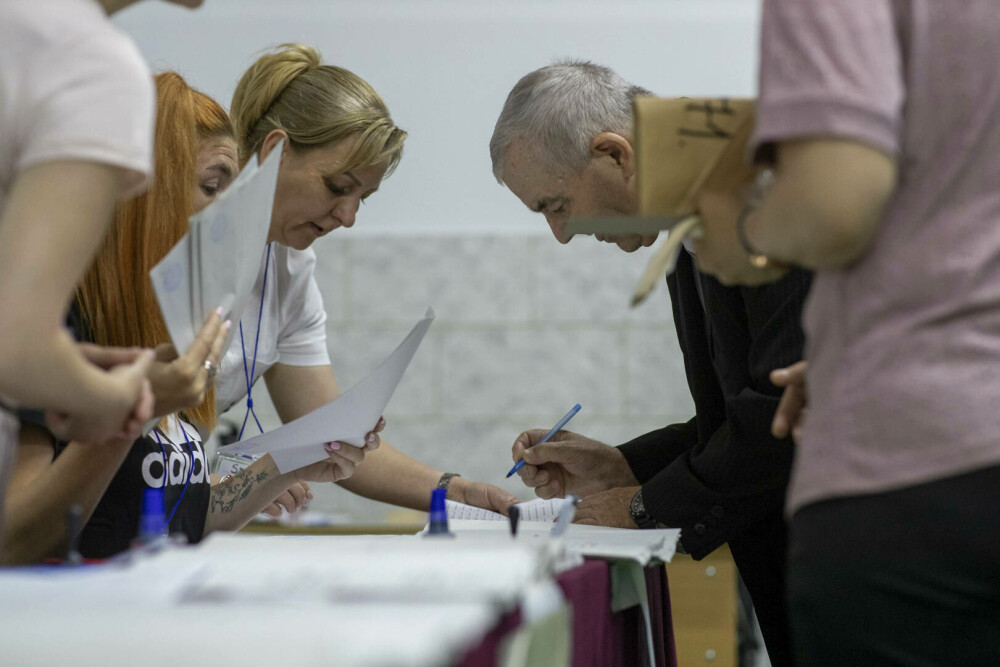 Alegerile locale și europarlamentare din 2024, în imagini. Cum s-au prezentat liderii politici la secțiile de votare. FOTO - Imaginea 5