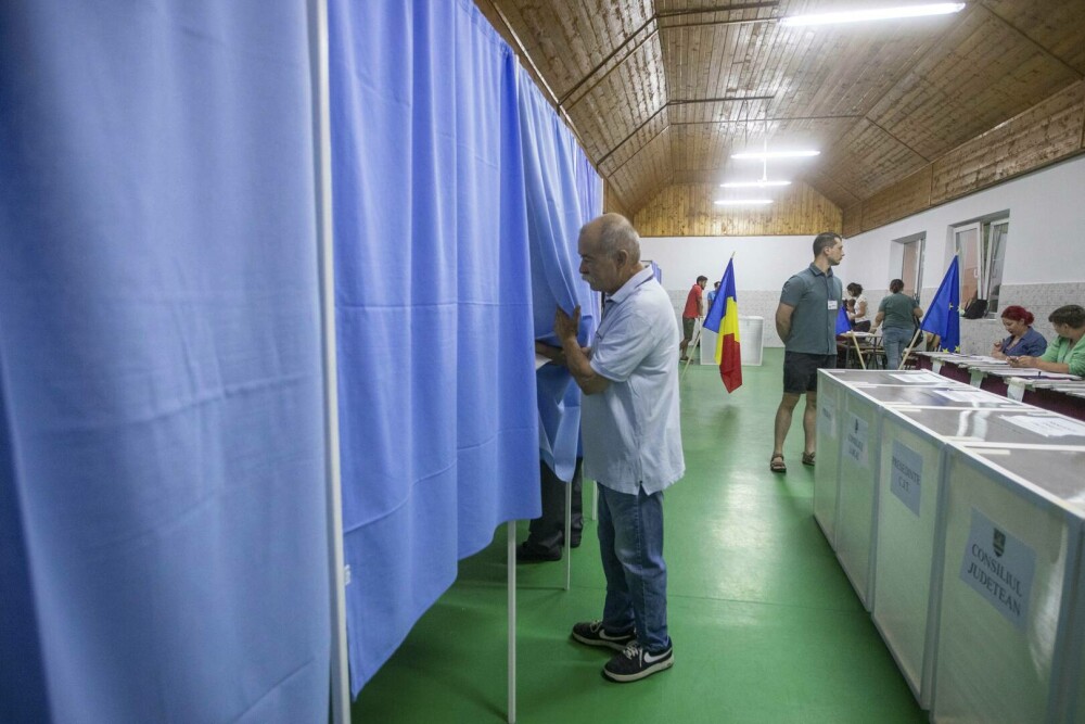 Alegerile locale și europarlamentare din 2024, în imagini. Cum s-au prezentat liderii politici la secțiile de votare. FOTO - Imaginea 6