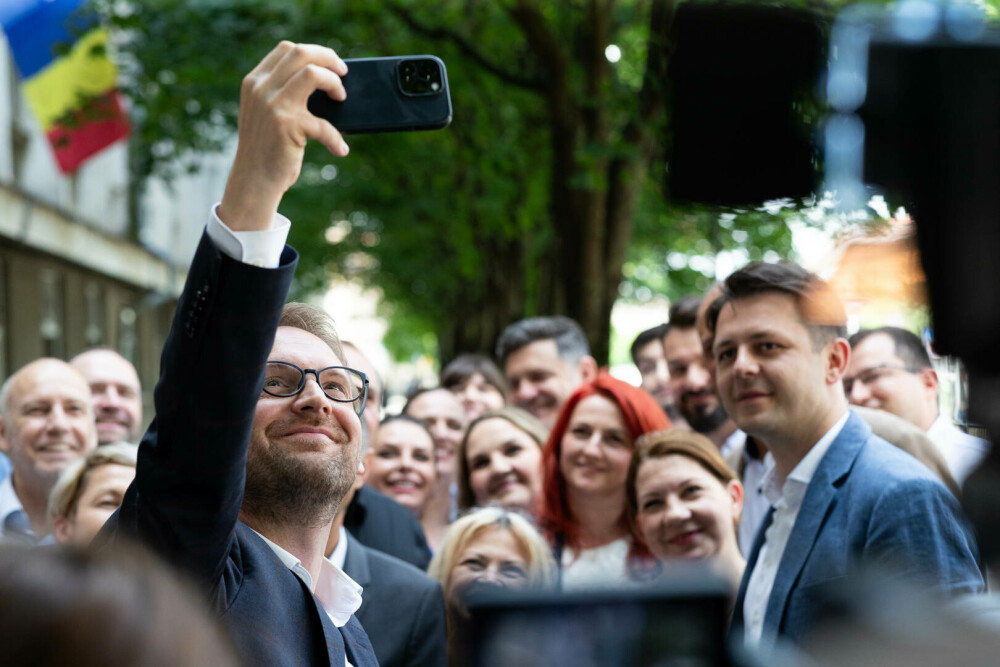 Alegerile locale și europarlamentare din 2024, în imagini. Cum s-au prezentat liderii politici la secțiile de votare. FOTO - Imaginea 51