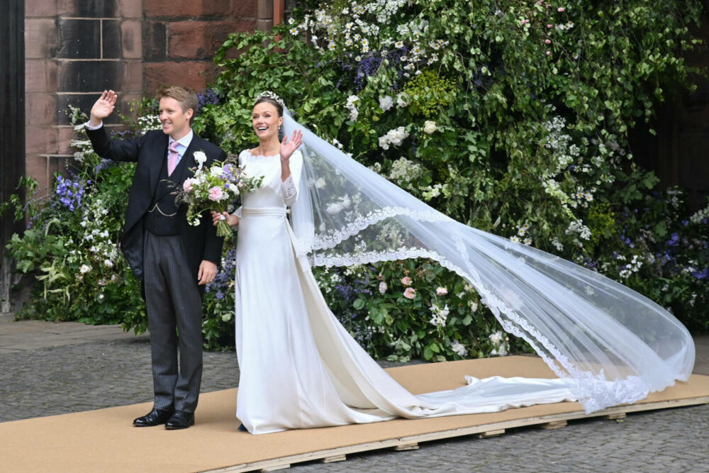 Imagini inedite de la nunta mondenă a anului. Ducele și ducesa de Westminster s-au căsătorit într-o ceremonie fastuoasă FOTO - Imaginea 23