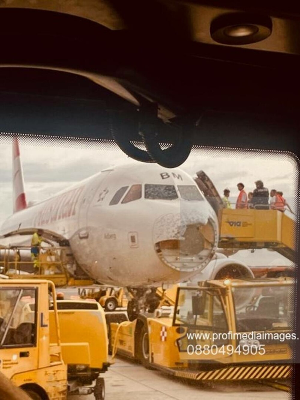 Un avion care decolase din Spania a fost distrus de grindină. O parte din botul aeronavei s-a rupt și parbrizul a fost spart - Imaginea 3