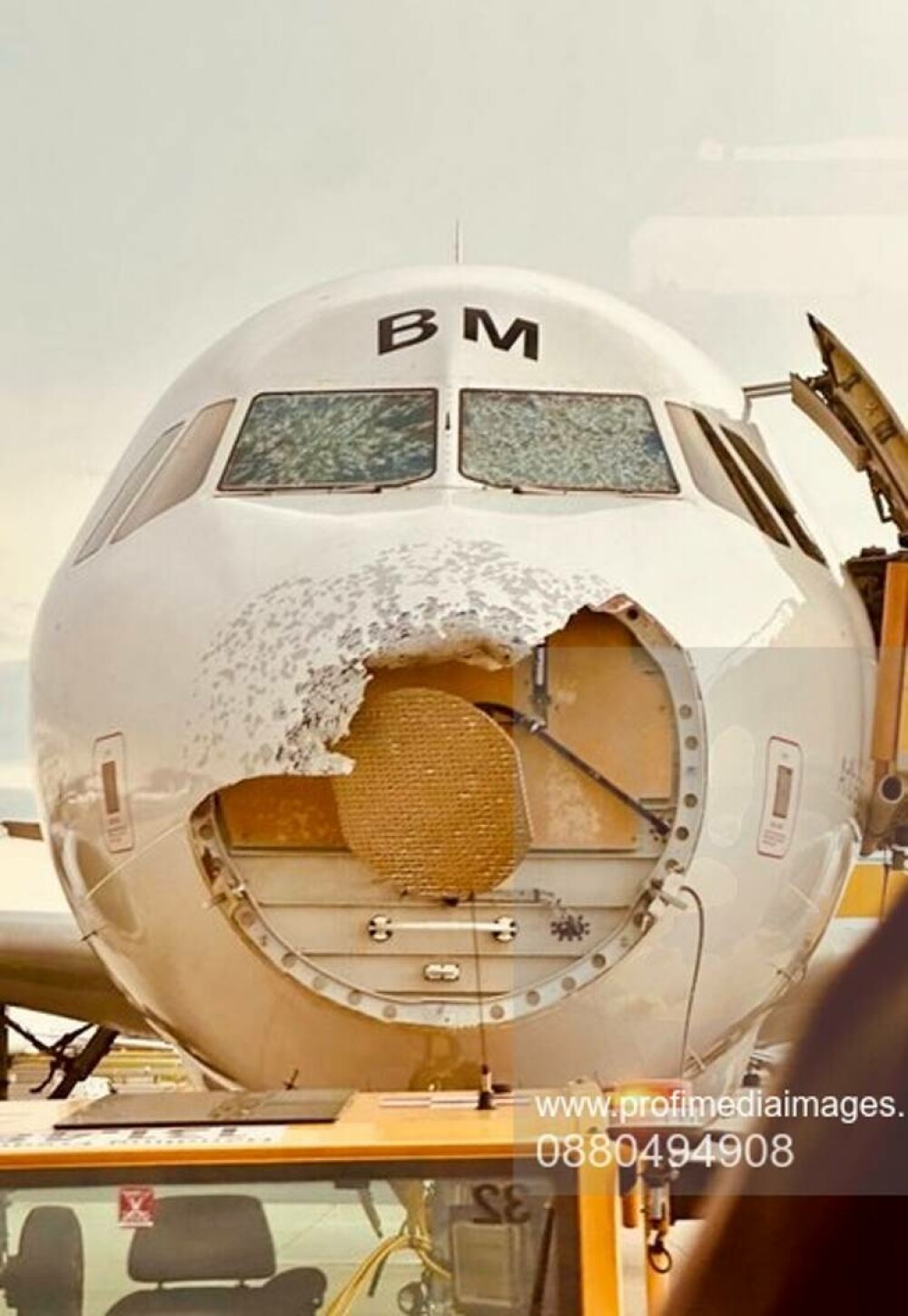 Un avion care decolase din Spania a fost distrus de grindină. O parte din botul aeronavei s-a rupt și parbrizul a fost spart - Imaginea 4