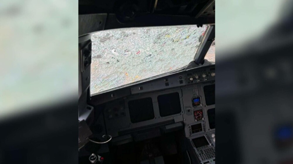 Un avion care decolase din Spania a fost distrus de grindină. O parte din botul aeronavei s-a rupt și parbrizul a fost spart - Imaginea 5