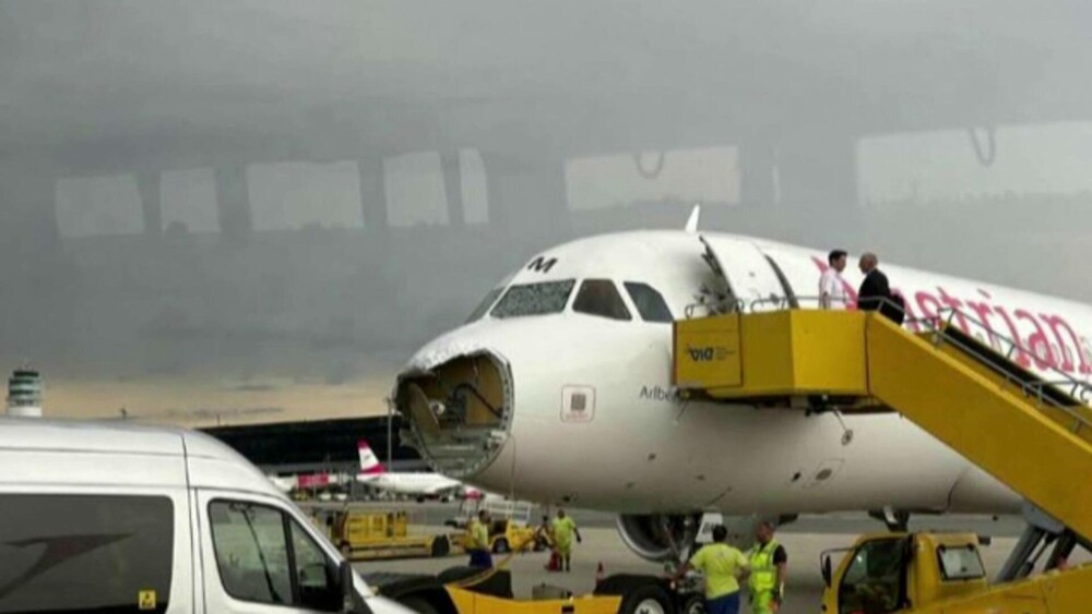 Un avion care decolase din Spania a fost distrus de grindină. O parte din botul aeronavei s-a rupt și parbrizul a fost spart - Imaginea 6