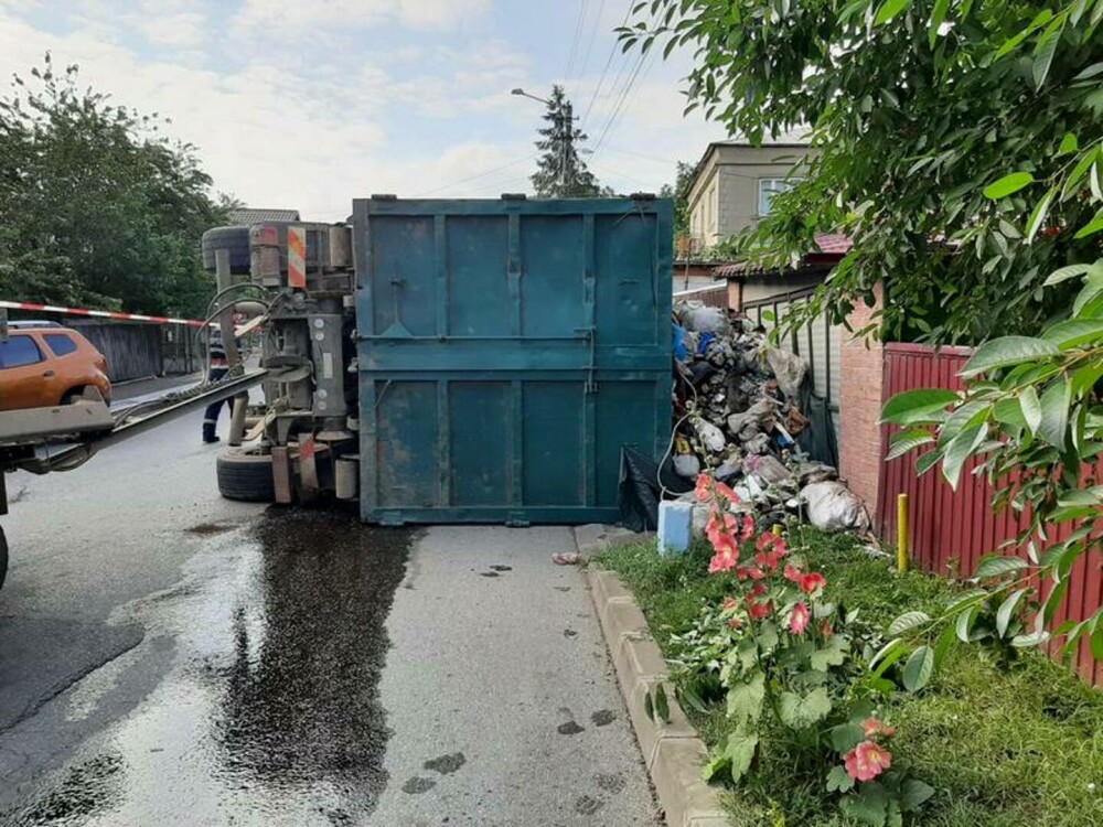 Un camion care transporta gunoi menajer s-a răsturnat lângă gardul unei locuințe din Botoșani. FOTO - Imaginea 1