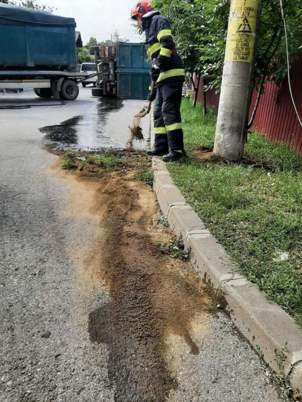 Un camion care transporta gunoi menajer s-a răsturnat lângă gardul unei locuințe din Botoșani. FOTO - Imaginea 2