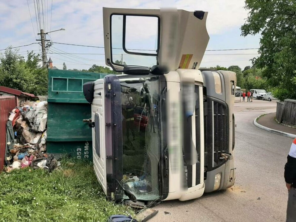 Un camion care transporta gunoi menajer s-a răsturnat lângă gardul unei locuințe din Botoșani. FOTO - Imaginea 3