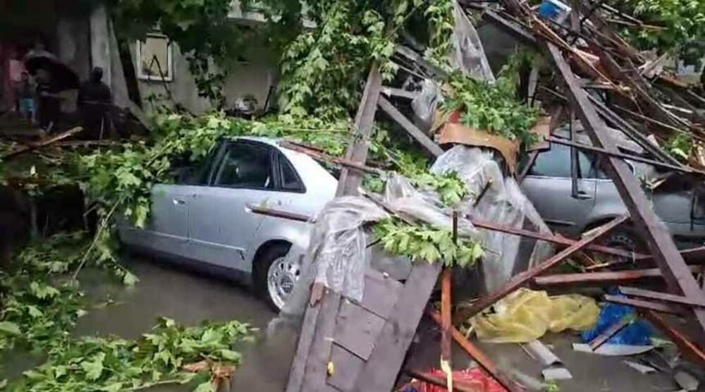 Cod roşu de furtună în Mehedinţi. Străzi inundate, acoperişuri luate de vânt și mașini distruse de grindină. FOTO & VIDEO - Imaginea 1