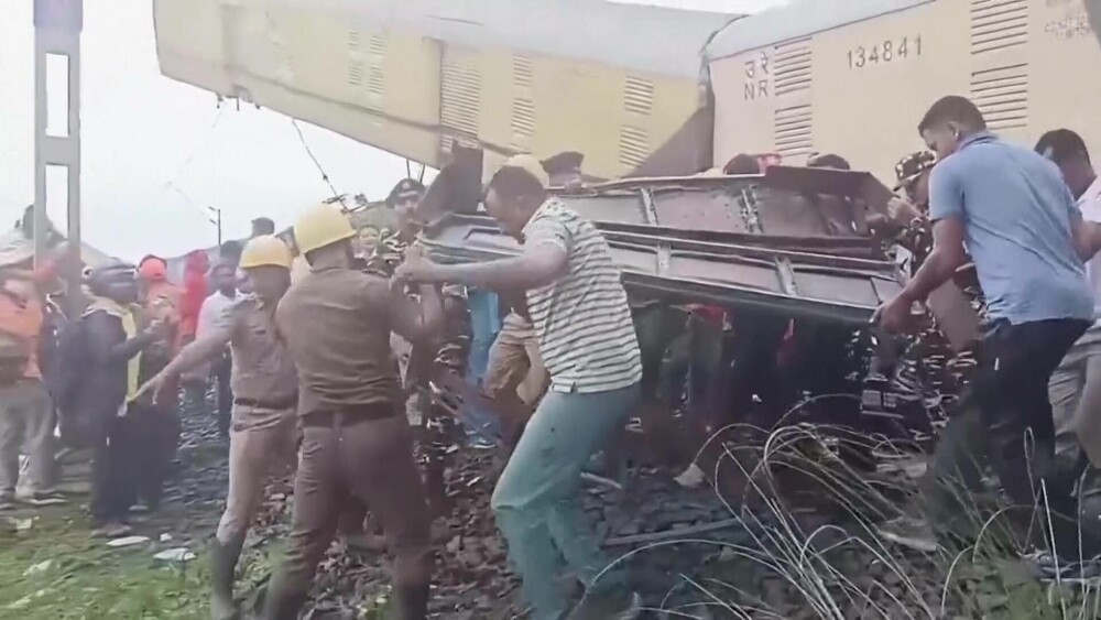 VIDEO. 15 morţi şi zeci de răniţi, după ciocnirea a doua trenuri în India. Un vagon a rămas în poziţie aproape verticală - Imaginea 2