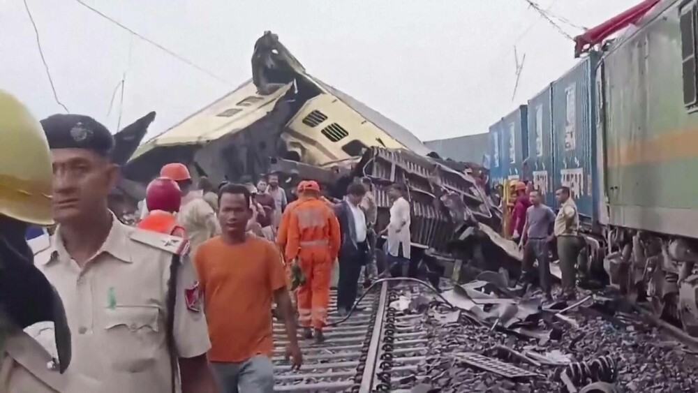 VIDEO. 15 morţi şi zeci de răniţi, după ciocnirea a doua trenuri în India. Un vagon a rămas în poziţie aproape verticală - Imaginea 3