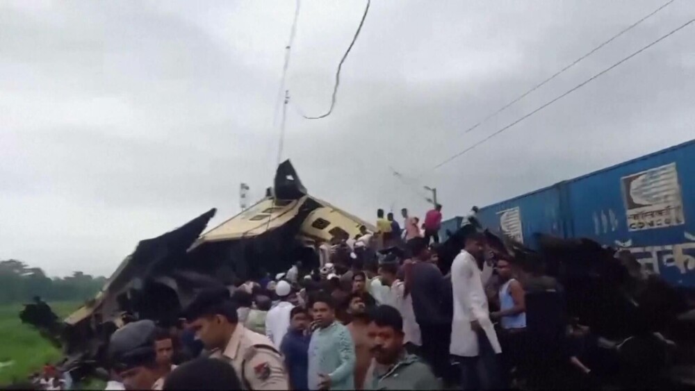 VIDEO. 15 morţi şi zeci de răniţi, după ciocnirea a doua trenuri în India. Un vagon a rămas în poziţie aproape verticală - Imaginea 4