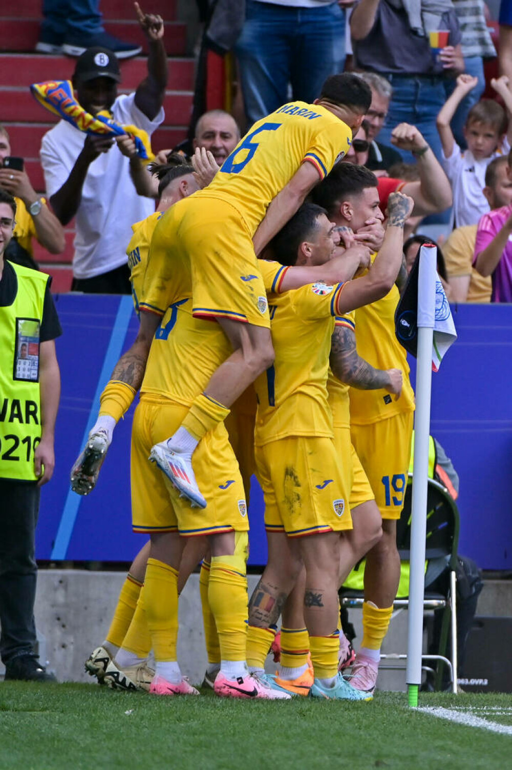 România - Ucraina 3-0, la EURO 2024. Imaginile bucuriei de la victoria ”Generației de Suflet” GALERIE FOTO - Imaginea 6