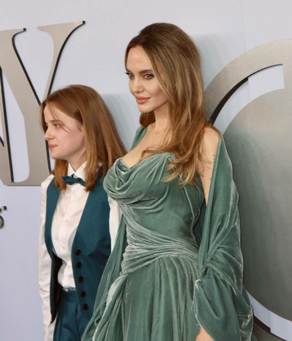 Angelina Jolie și fiica sa, Vivienne, au câștigat primele lor premii Tony. Ce ținute au purtat. GALERIE FOTO - Imaginea 11