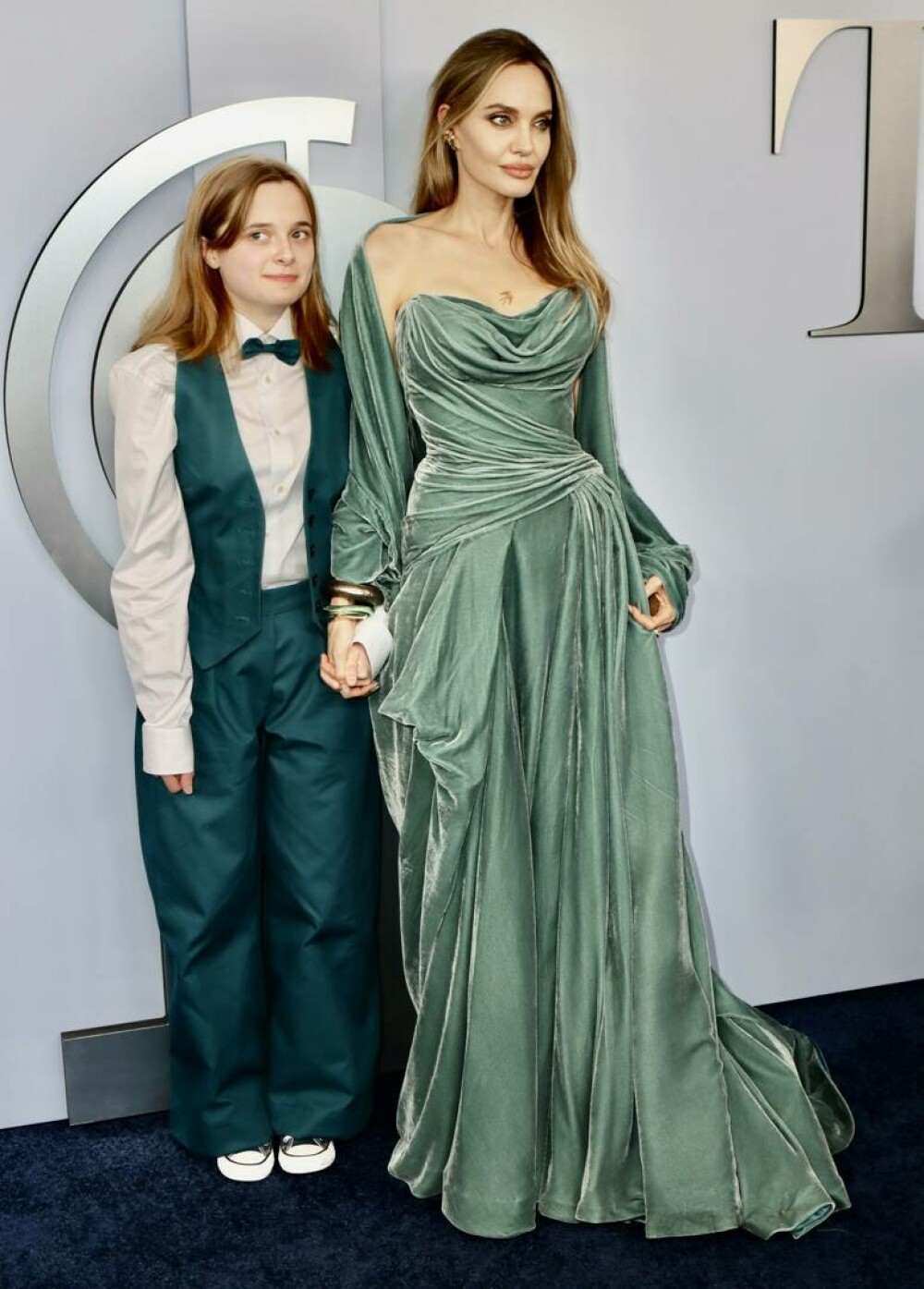 Angelina Jolie și fiica sa, Vivienne, au câștigat primele lor premii Tony. Ce ținute au purtat. GALERIE FOTO - Imaginea 12