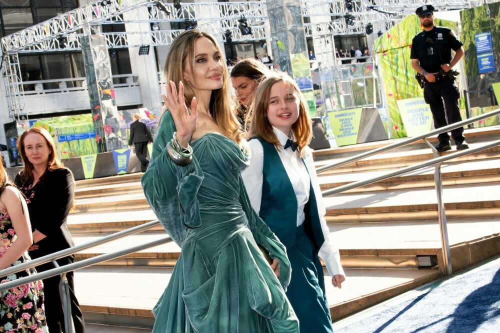 Angelina Jolie și fiica sa, Vivienne, au câștigat primele lor premii Tony. Ce ținute au purtat. GALERIE FOTO - Imaginea 25