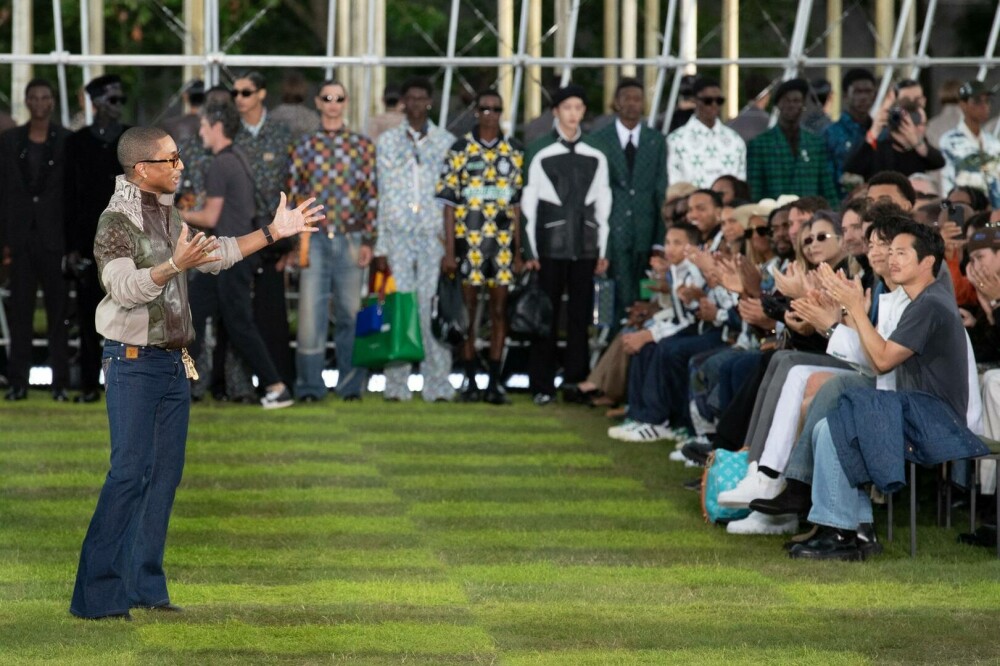 Pharrell Williams a dat startul Săptămânii Modei de la Paris cu o defilare Louis Vuitton la sediul UNESCO - Imaginea 8