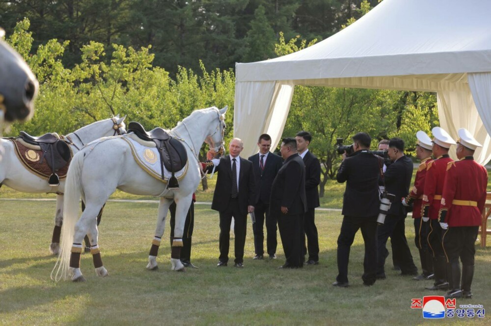 GALERIE FOTO. Imagini inedite cu Vladimir Putin și Kim Jong-Un. Cei doi dictatori, așa cum n-au mai fost văzuți niciodată - Imaginea 14