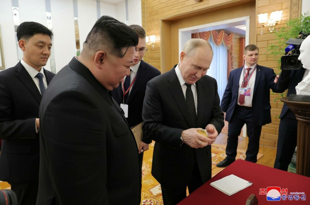 GALERIE FOTO. Imagini inedite cu Vladimir Putin și Kim Jong-Un. Cei doi dictatori, așa cum n-au mai fost văzuți niciodată - Imaginea 18