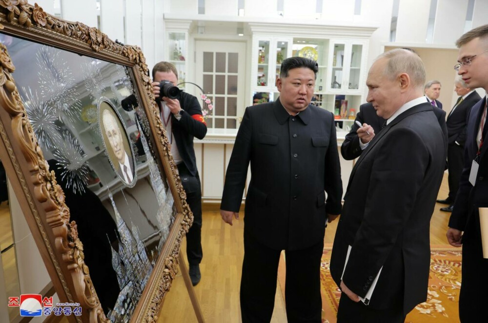 GALERIE FOTO. Imagini inedite cu Vladimir Putin și Kim Jong-Un. Cei doi dictatori, așa cum n-au mai fost văzuți niciodată - Imaginea 19