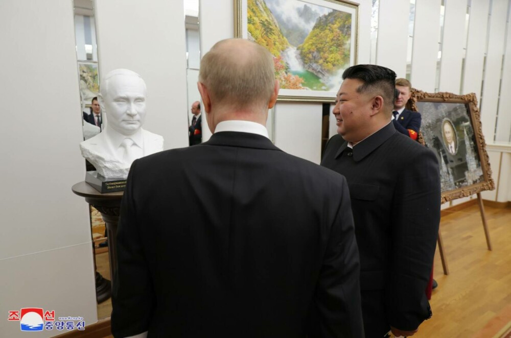 GALERIE FOTO. Imagini inedite cu Vladimir Putin și Kim Jong-Un. Cei doi dictatori, așa cum n-au mai fost văzuți niciodată - Imaginea 20