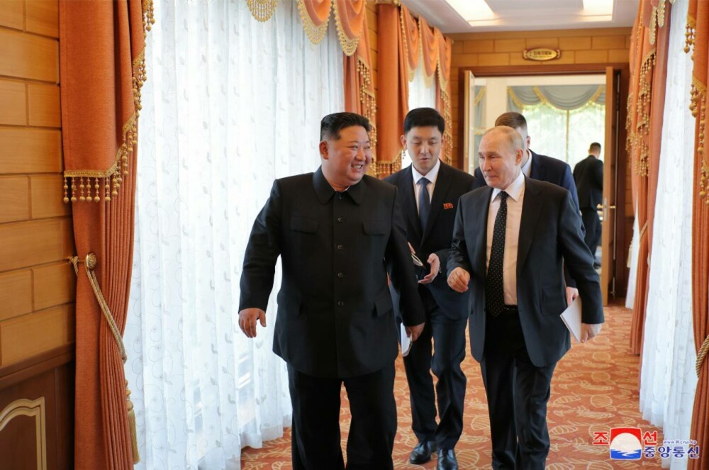 GALERIE FOTO. Imagini inedite cu Vladimir Putin și Kim Jong-Un. Cei doi dictatori, așa cum n-au mai fost văzuți niciodată - Imaginea 21