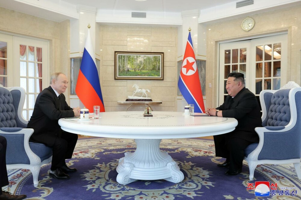 GALERIE FOTO. Imagini inedite cu Vladimir Putin și Kim Jong-Un. Cei doi dictatori, așa cum n-au mai fost văzuți niciodată - Imaginea 24