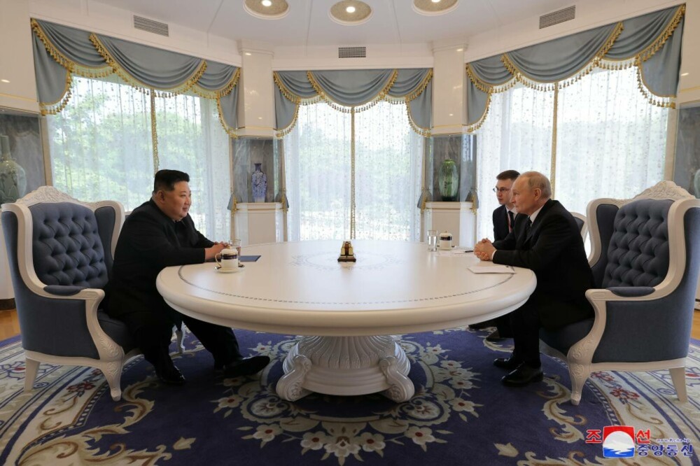 GALERIE FOTO. Imagini inedite cu Vladimir Putin și Kim Jong-Un. Cei doi dictatori, așa cum n-au mai fost văzuți niciodată - Imaginea 25