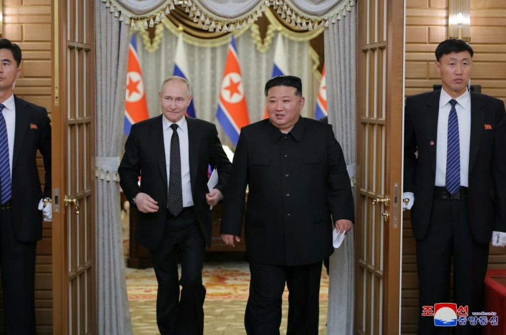 GALERIE FOTO. Imagini inedite cu Vladimir Putin și Kim Jong-Un. Cei doi dictatori, așa cum n-au mai fost văzuți niciodată - Imaginea 26