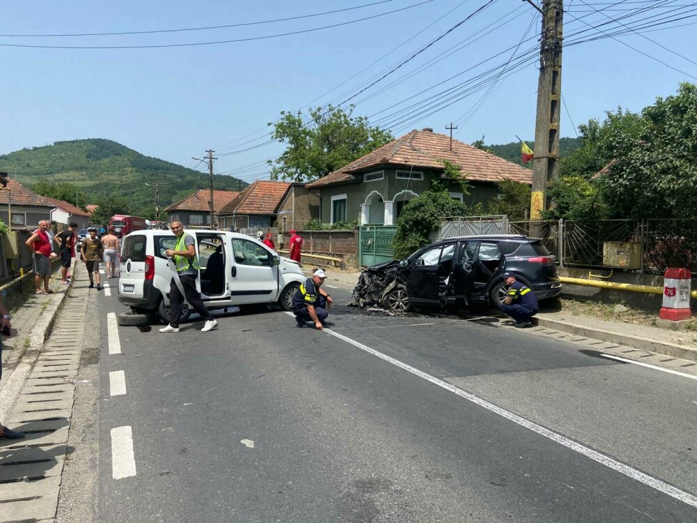 Accident grav în Hunedoara, soldat cu cinci victime. La fața locului au fost chemate două elicoptere SMURD | FOTO - Imaginea 6