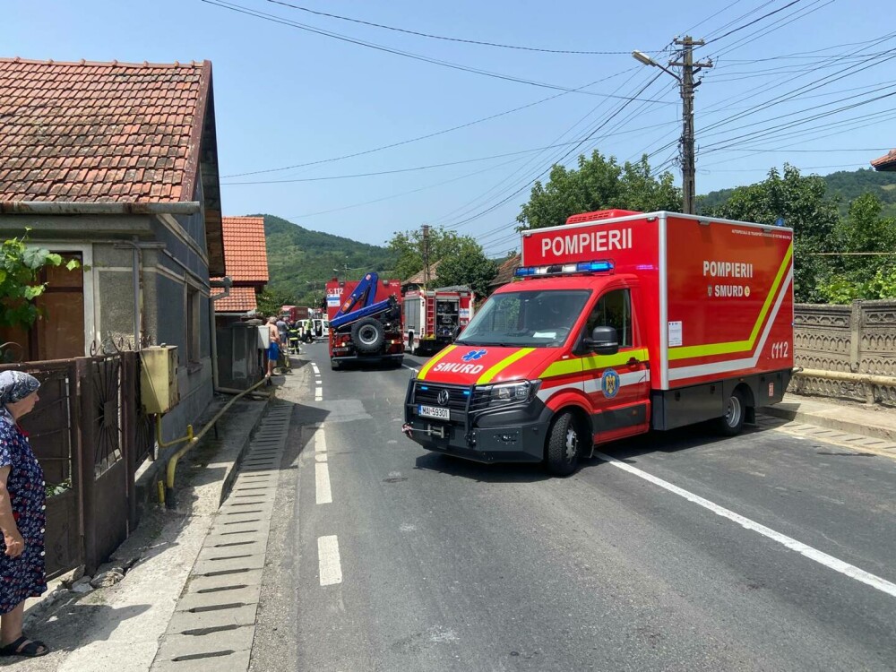 Accident grav în Hunedoara, soldat cu cinci victime. La fața locului au fost chemate două elicoptere SMURD | FOTO - Imaginea 7